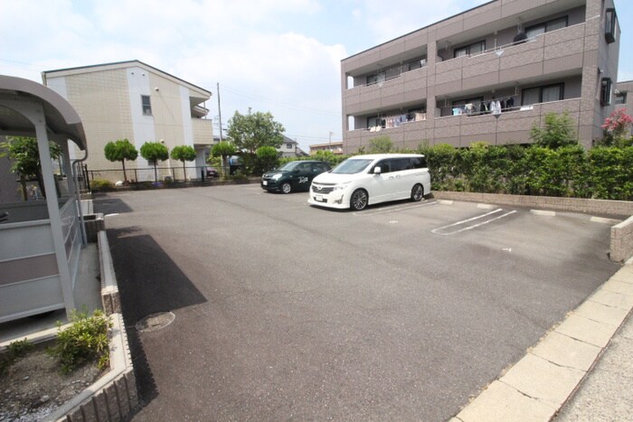 物件外観写真4　(駐車場)