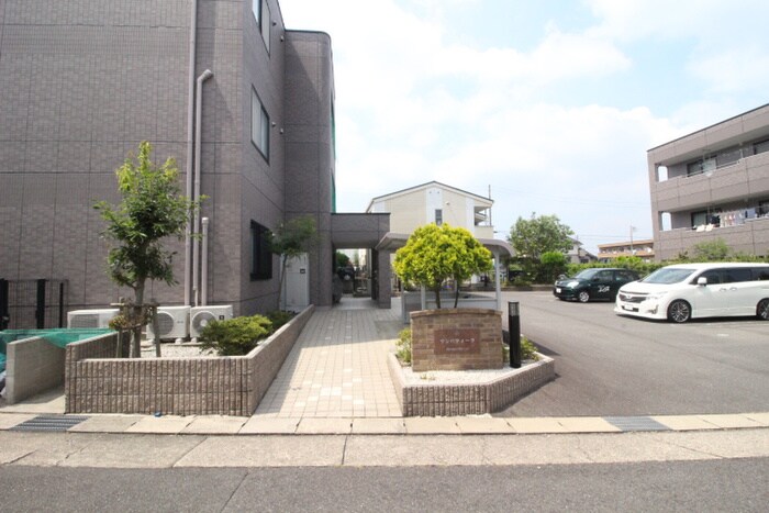 物件外観写真6　(エントランス部分)