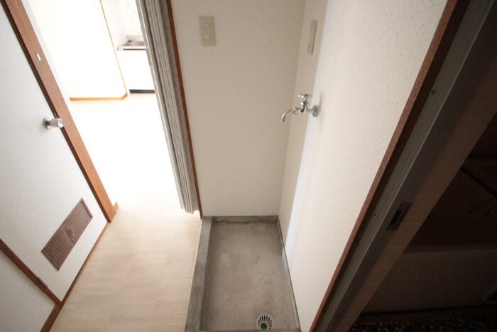 物件内観写真12　(洗濯機置場)