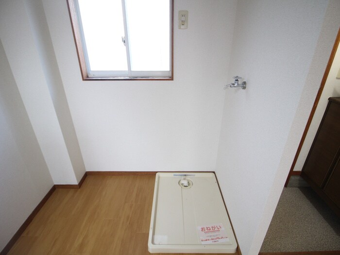 物件内観写真13　(洗濯機置場)