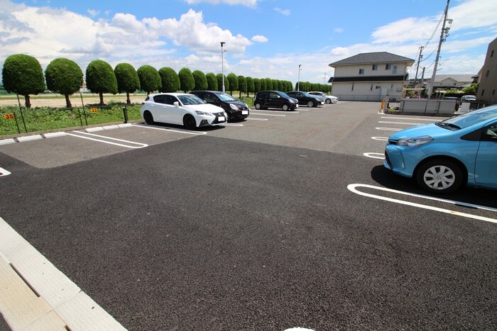 物件外観写真6　(駐車場)
