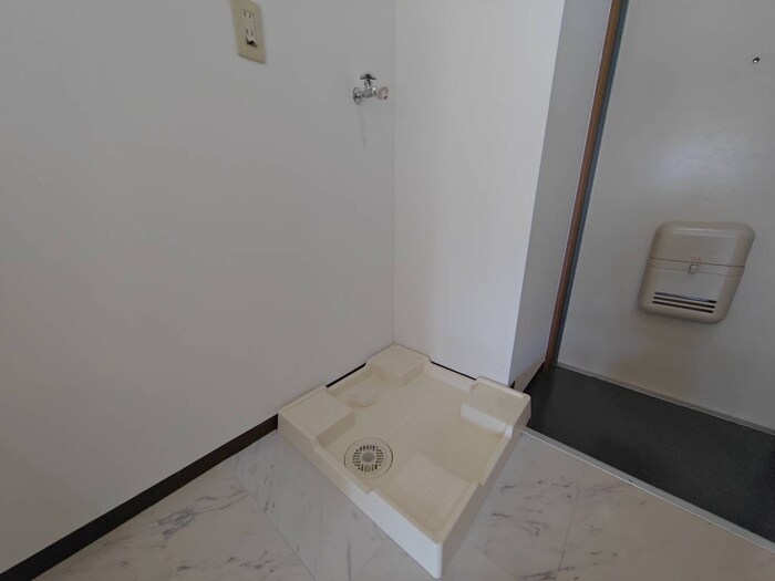 物件内観写真15　(洗濯機置場)