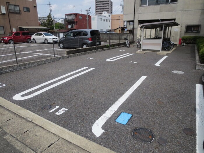 物件外観写真3　(駐車場)