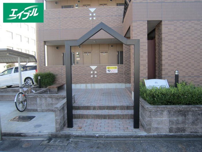 物件外観写真2　(エントランス部分)