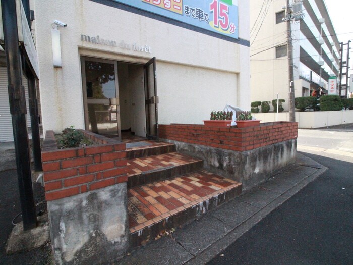 物件外観写真3　(エントランス部分)