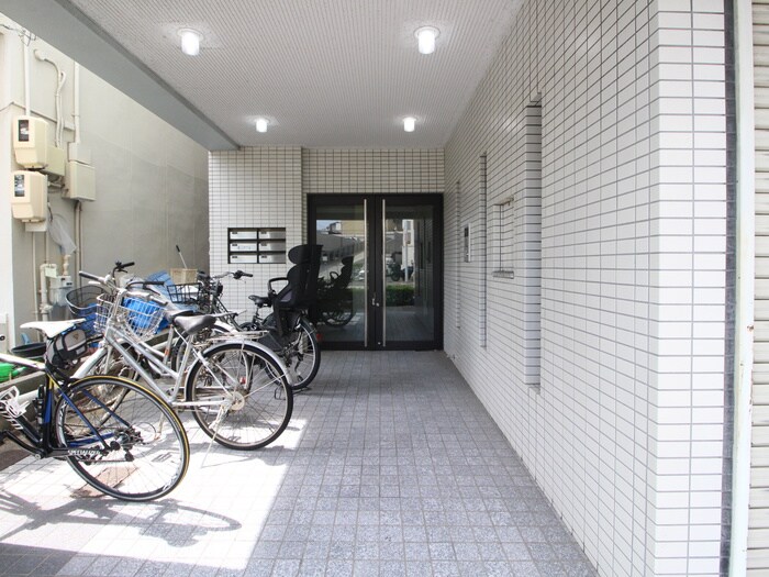 物件外観写真6　(エントランス部分)