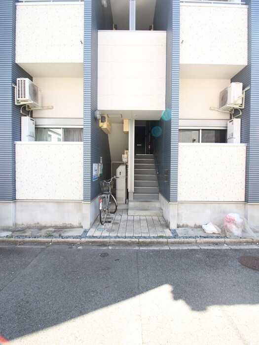 物件外観写真2　(エントランス部分)