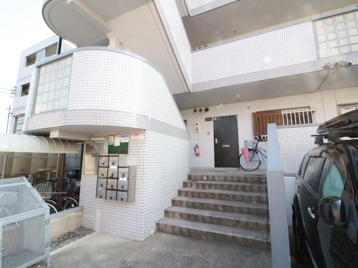 物件外観写真2　(エントランス部分)