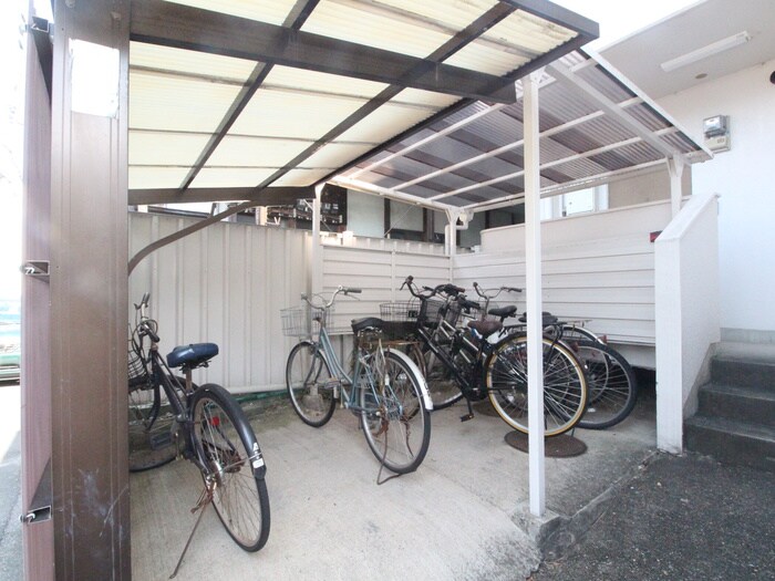 物件外観写真2　(駐輪場)