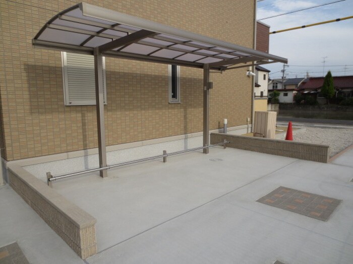 物件外観写真2　(駐輪場)