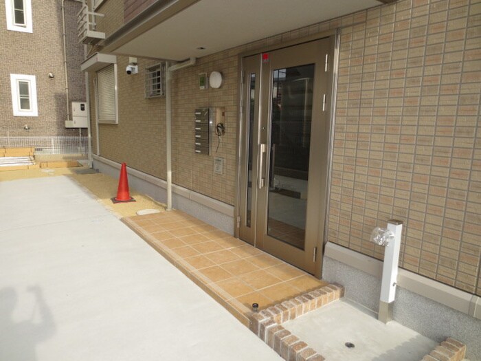 物件外観写真5　(エントランス部分)