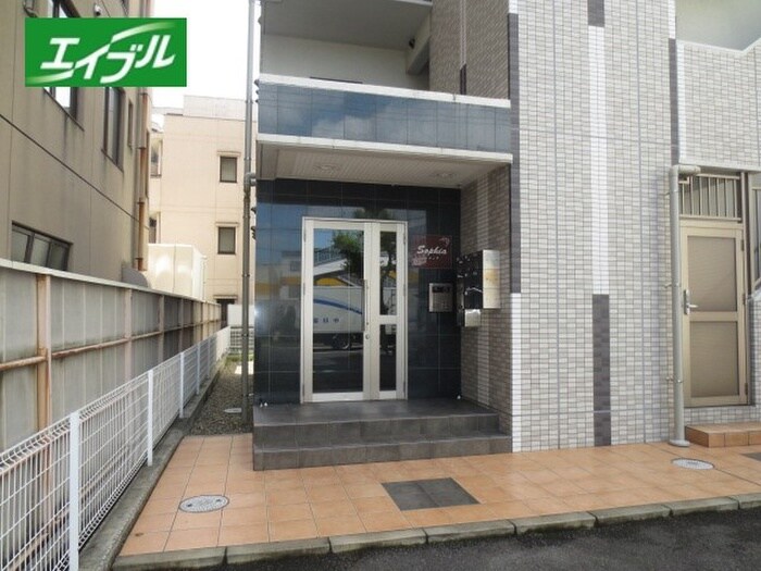 物件外観写真2　(エントランス部分)