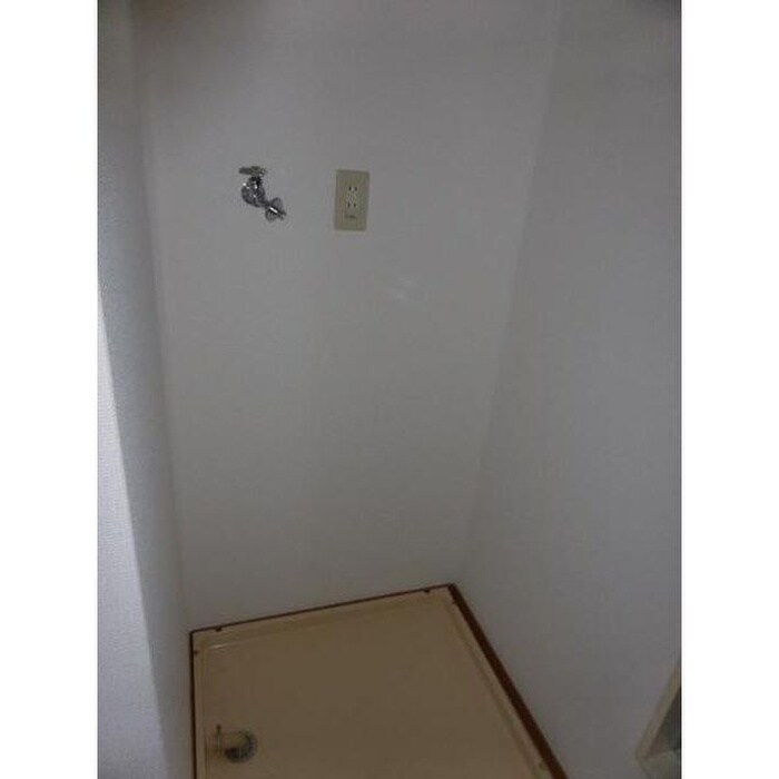 物件内観写真10　(洗濯機置場)