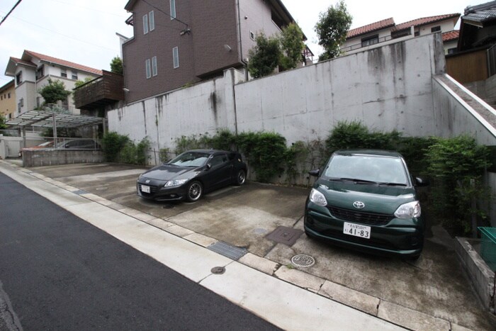 物件外観写真4　(駐車場)