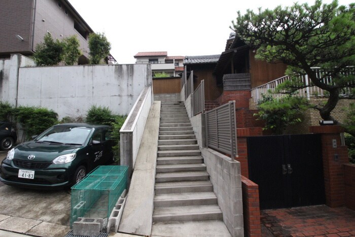 物件外観写真6　(エントランス部分)