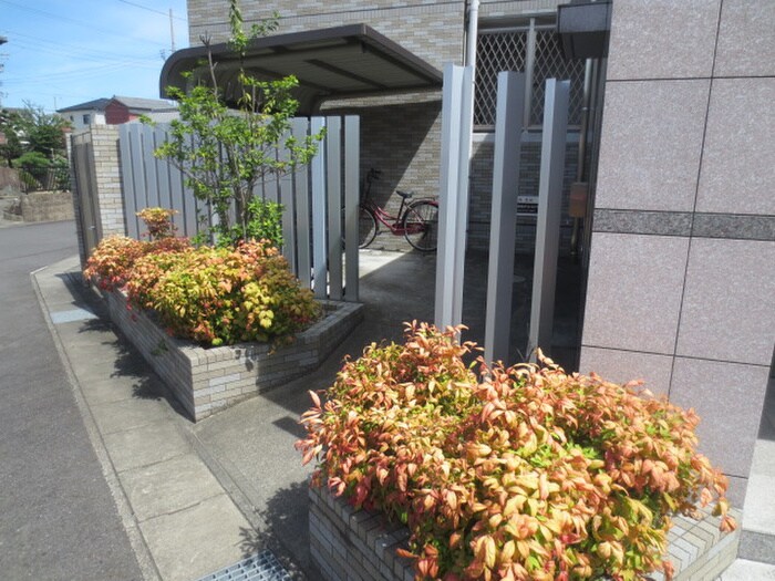 物件外観写真1　(エントランス部分)