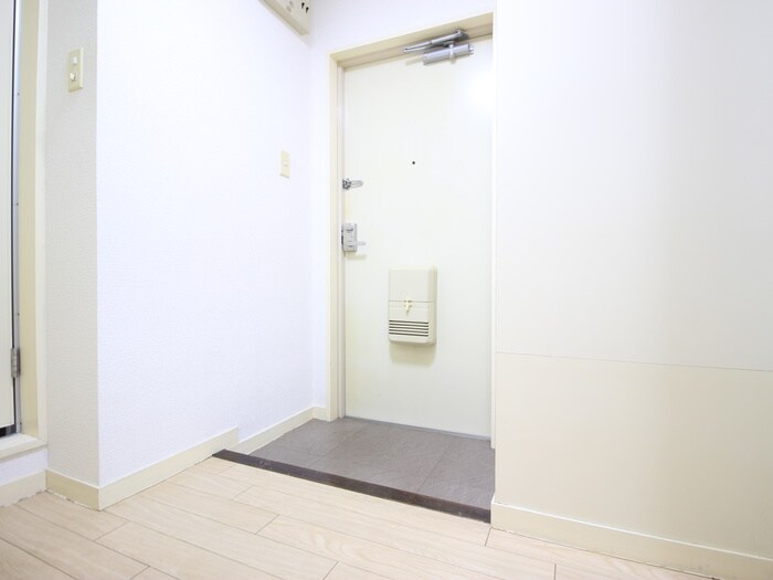 物件内観写真16　(玄関)