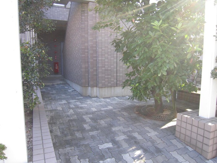 物件外観写真3　(エントランス部分)