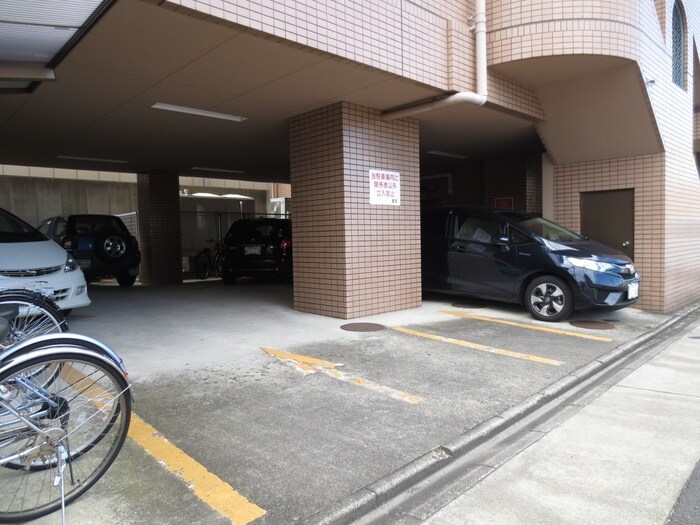 物件外観写真5　(駐車場)