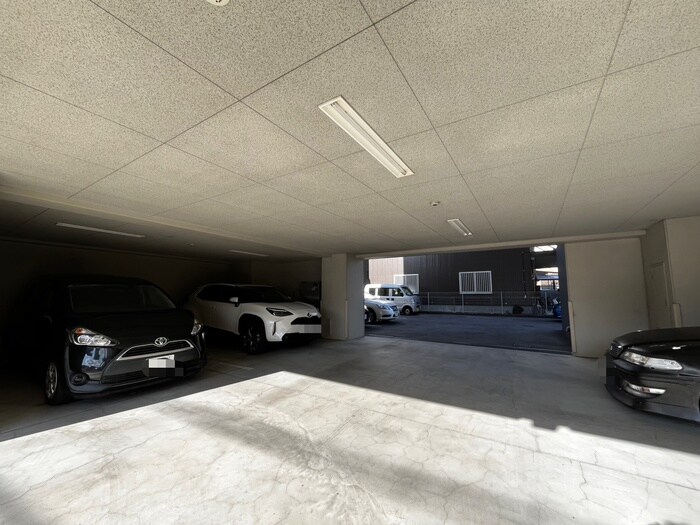 フォレルの駐車場