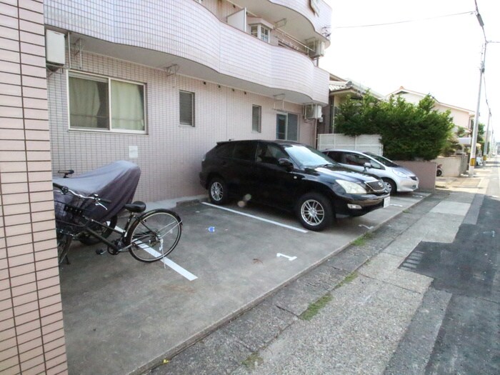 物件外観写真6　(駐車場)