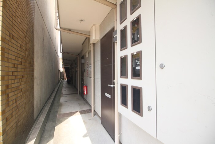 物件外観写真3　(エントランス部分)