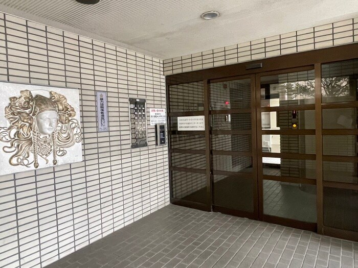 物件外観写真2　(エントランス部分)