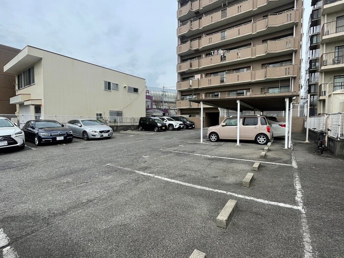 物件外観写真4　(駐車場)