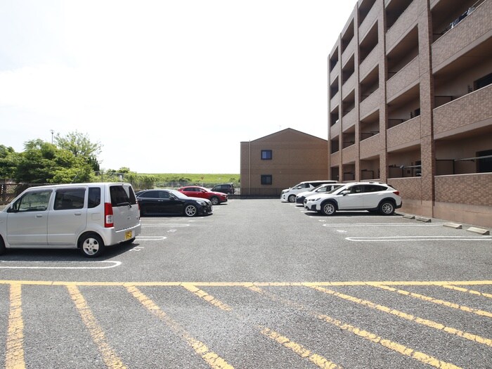 物件外観写真4　(駐車場)