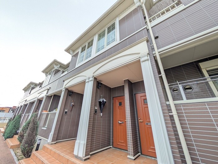 物件外観写真2　(エントランス部分)