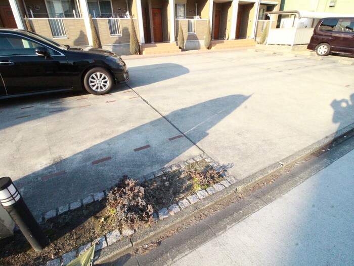 物件外観写真3　(駐車場)