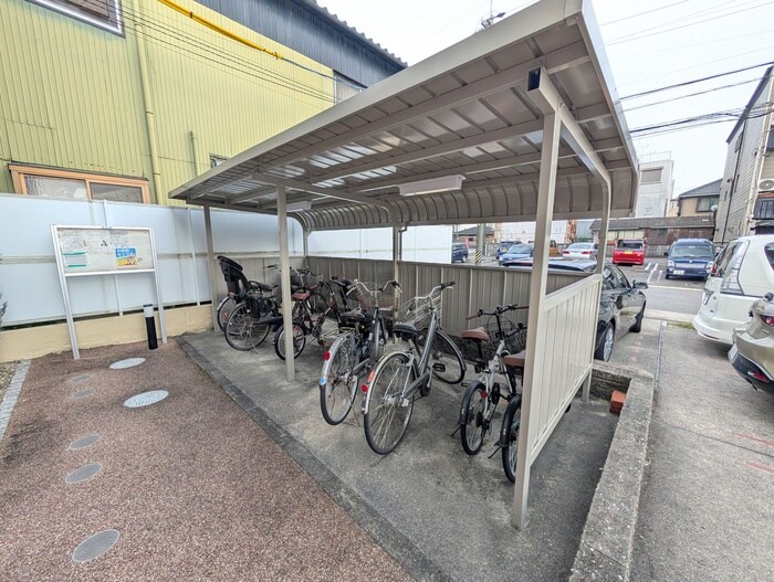 物件外観写真4　(駐輪場)