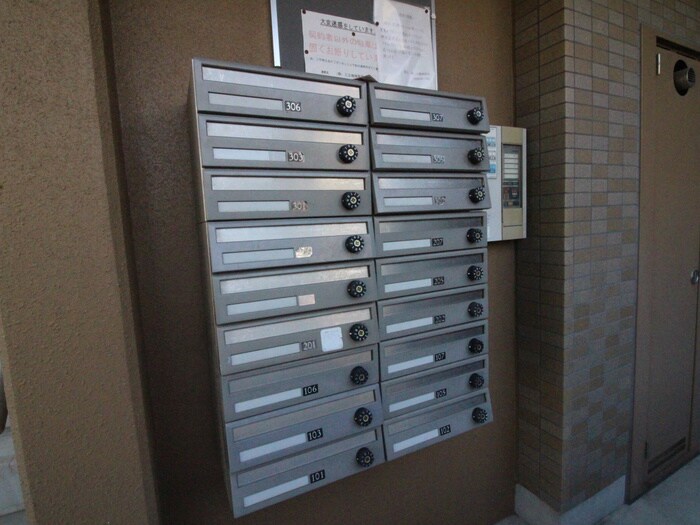 物件外観写真4　(エントランス部分)