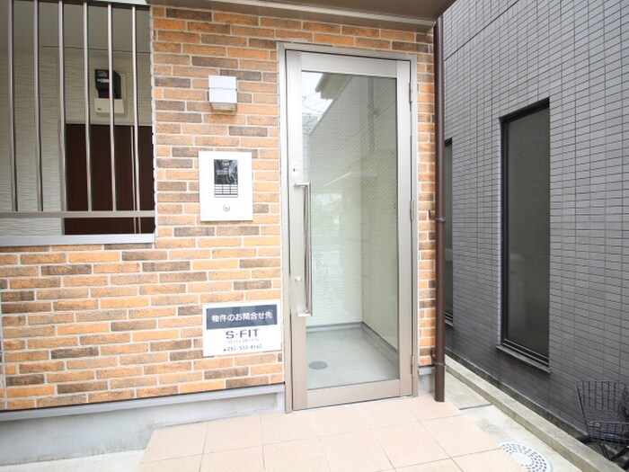 物件外観写真2　(エントランス部分)
