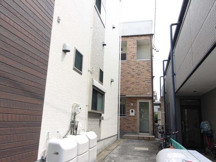 物件外観写真3　(エントランス部分)