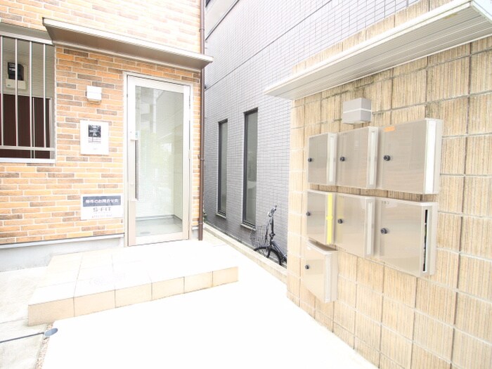 物件外観写真5　(エントランス部分)