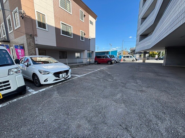 物件外観写真2　(駐車場)