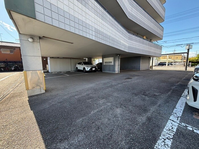 物件外観写真4　(駐車場)