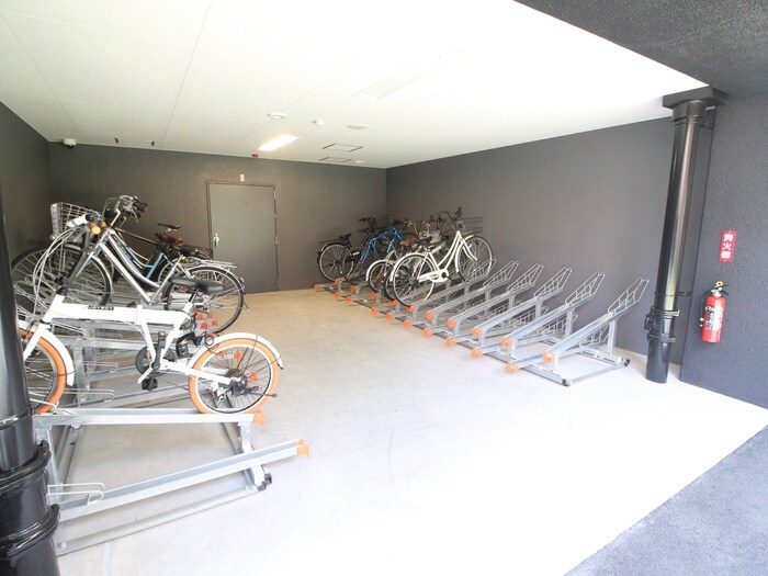 物件外観写真4　(駐輪場)