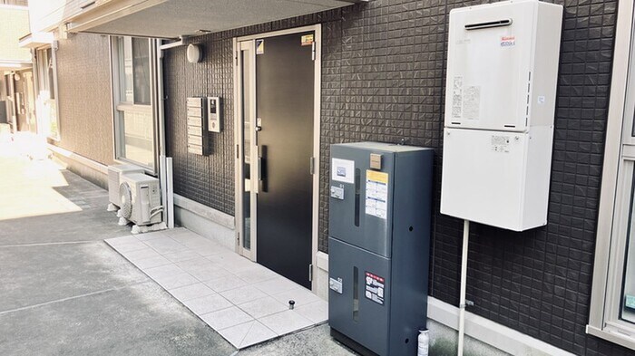 物件外観写真4　(エントランス部分)