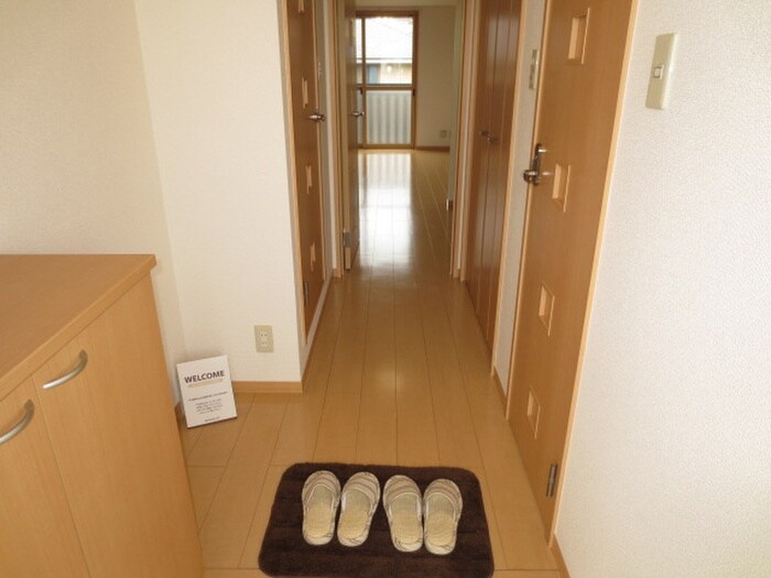 物件内観写真12　(玄関)