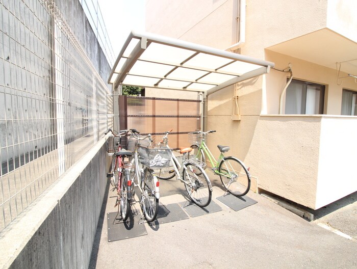 物件外観写真3　(駐輪場)