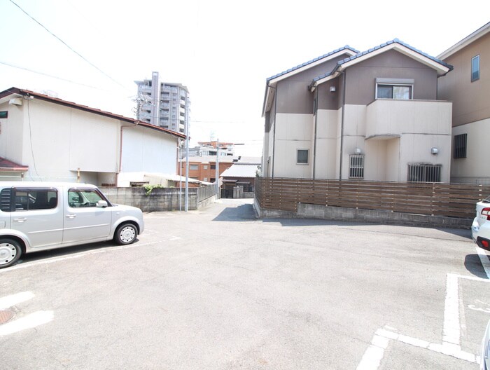 物件外観写真6　(駐車場)