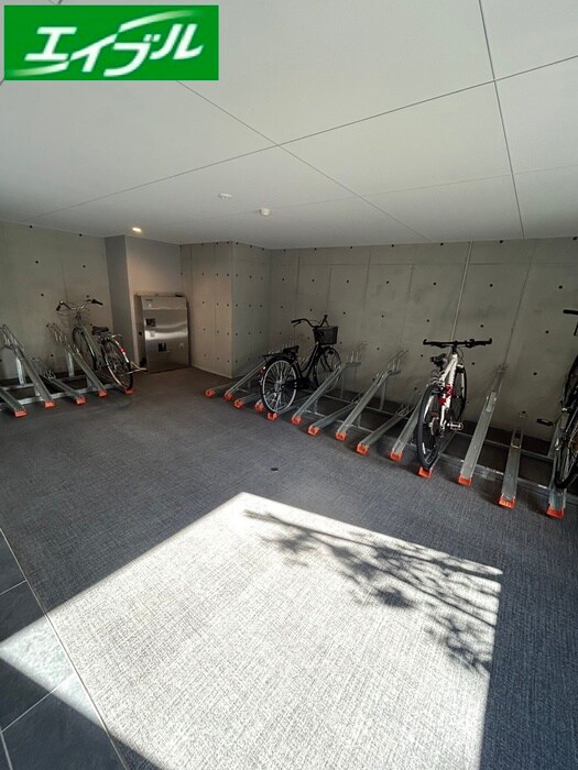 物件外観写真3　(駐輪場)