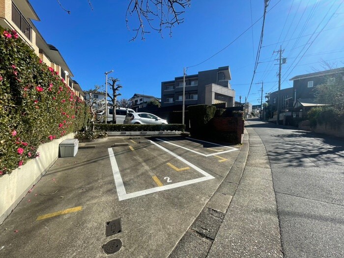 物件外観写真3　(駐車場)