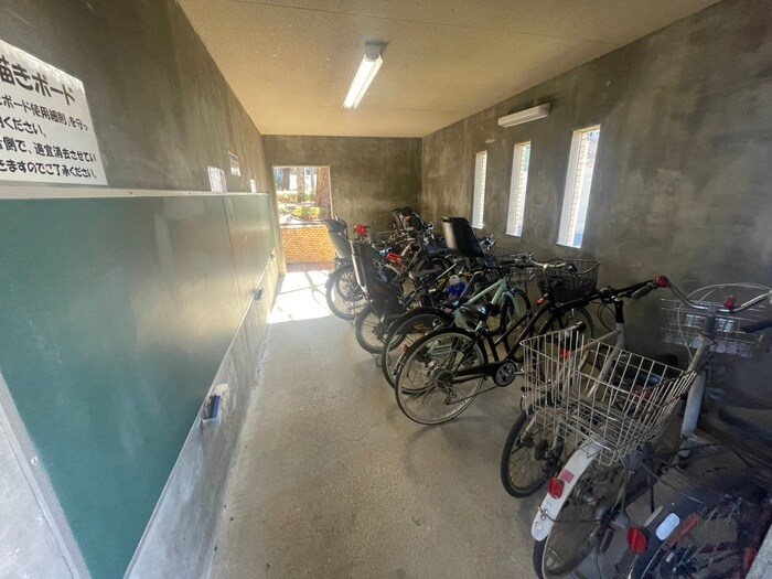 物件外観写真5　(駐輪場)