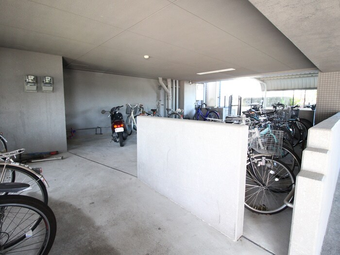 物件外観写真4　(駐輪場)