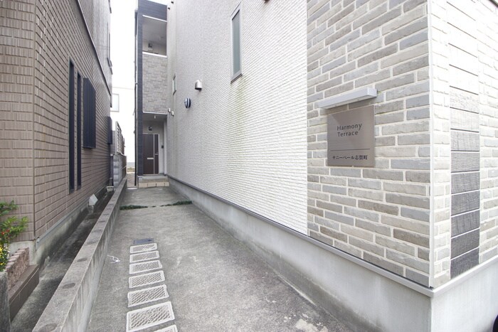 物件外観写真3　(エントランス部分)