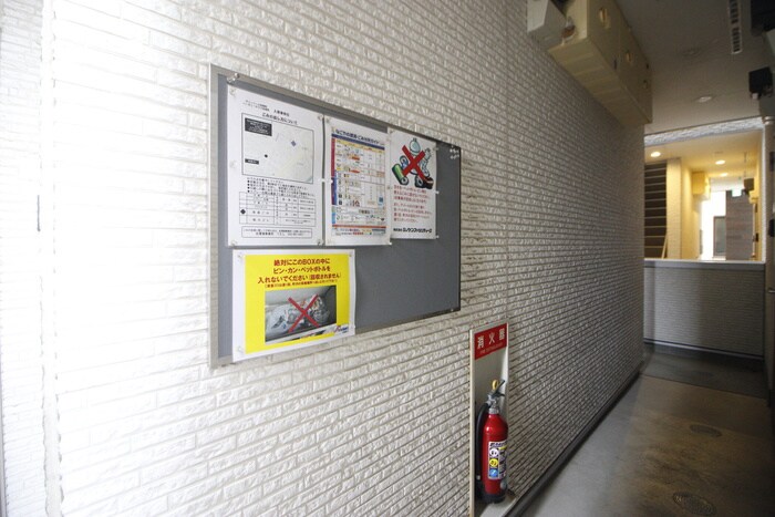 物件外観写真6　(エントランス部分)