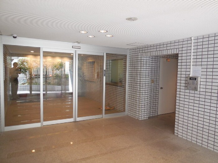 物件外観写真3　(エントランス部分)